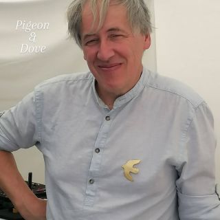 Holubice jako brož. Z nové kolekce Pigeon and Dove.