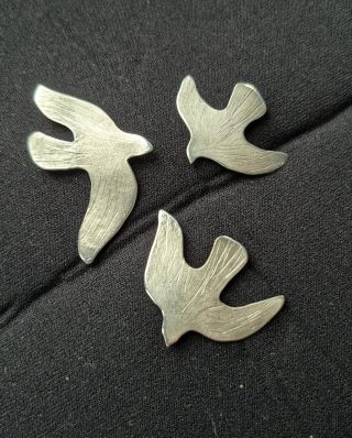 Stříbrné brože... elegantní siluety holubic s decentní vyškrabovanou texturou.