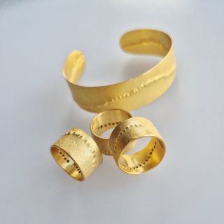 Prsteny a náramek Topograf s klikatou cestičkou kolem dokola. Jemná povrchová textura hraje od matu až do lesku a je moc...