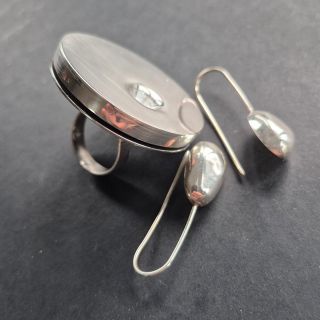 Posledních pár dnů jsem se věnoval výrobě šperků do zakázek. A byla to moc fajnová práce. Ona práce se stříbrem je vždycky...