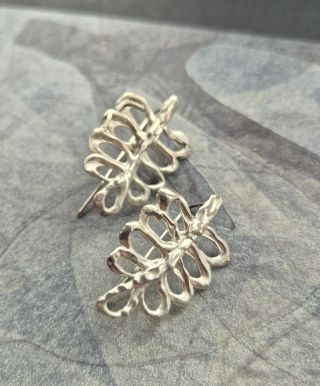 V celé mojí tvorbě se zrcadlí okolní příroda. Ve šperku i v malbě. Stromy, větve, listy, ptáci... Je tomu tak i u techto...