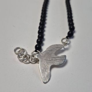 Spojení stříbra a českých skleněných korálků s elegancí ptačí siluety. Náhrdelník Dove... #dove #holubice #necklace...